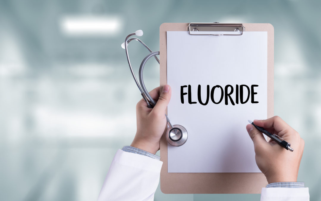 Dlaczego fluor w pastach do zębów jest ważny? Skonsultowaliśmy się z dentystą.